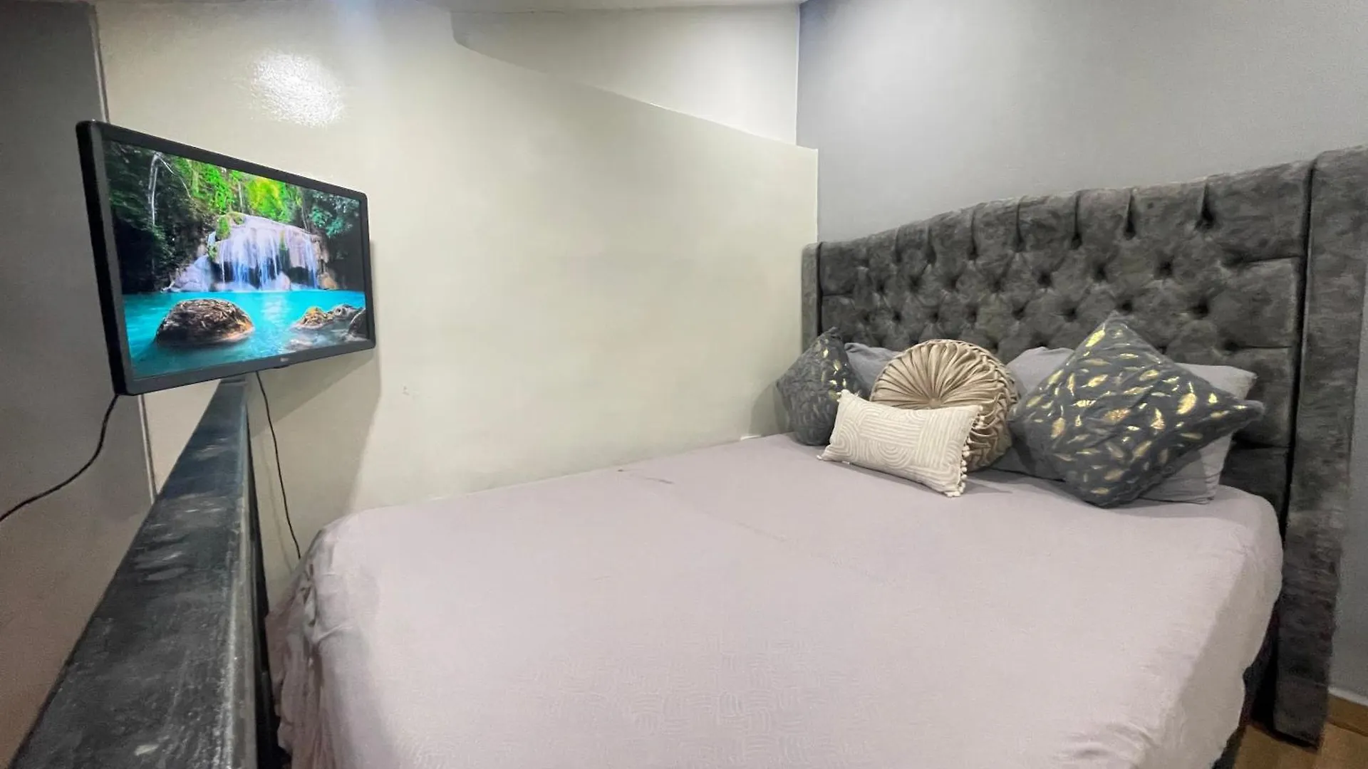Apartment Apartamento Pequeno La 70 Estadio Laurles Medellin Colombia